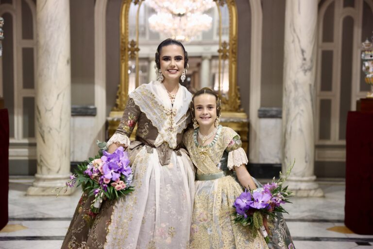 🏺 Primeros obsequios y fotografías oficiales para Beatriz y Julia.