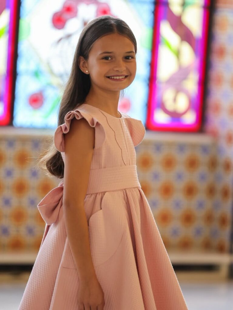 ✨Las candidatas infantiles asisten al palacio de la exposición.