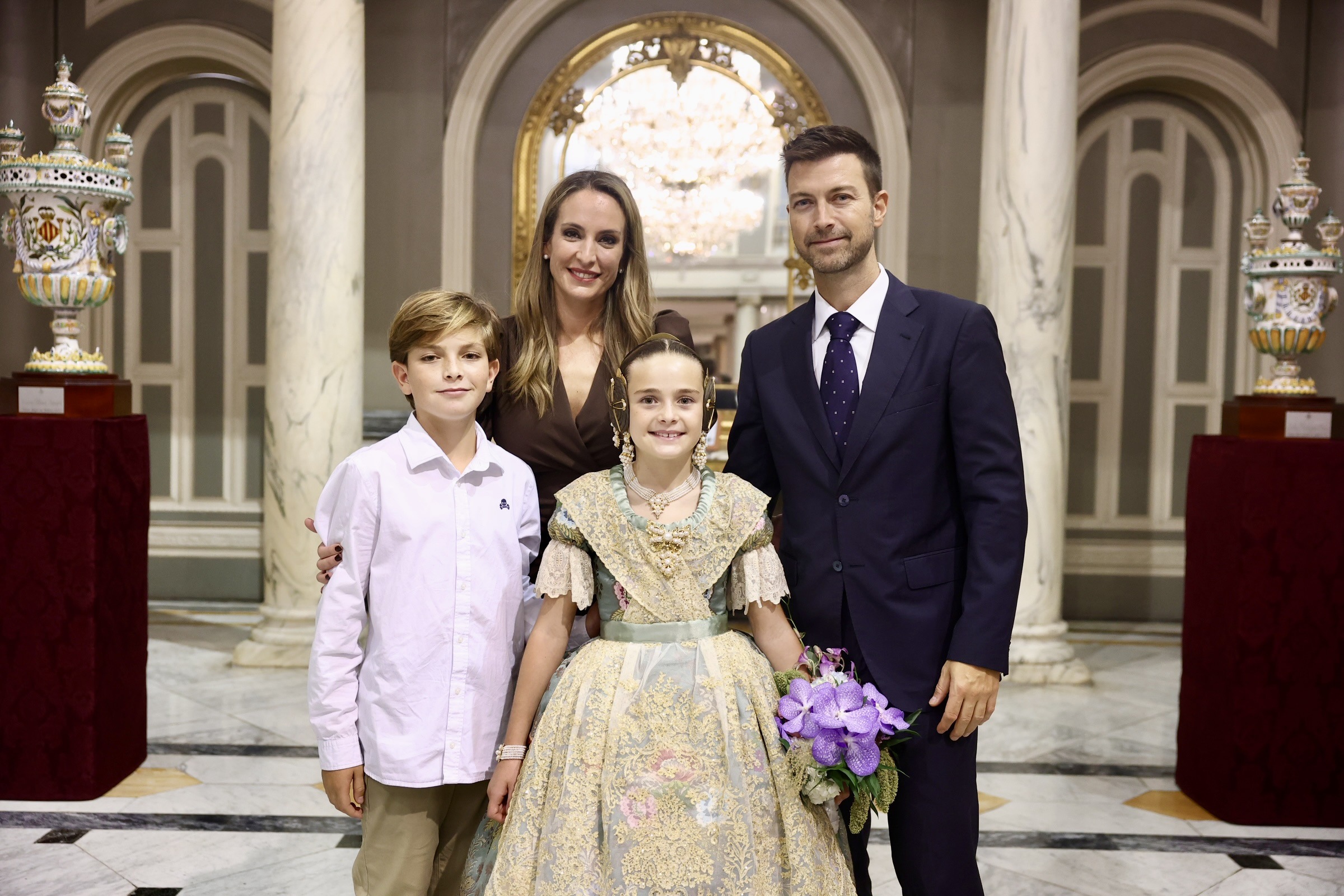 🏺 Primeros obsequios y fotografías oficiales para Beatriz y Julia.