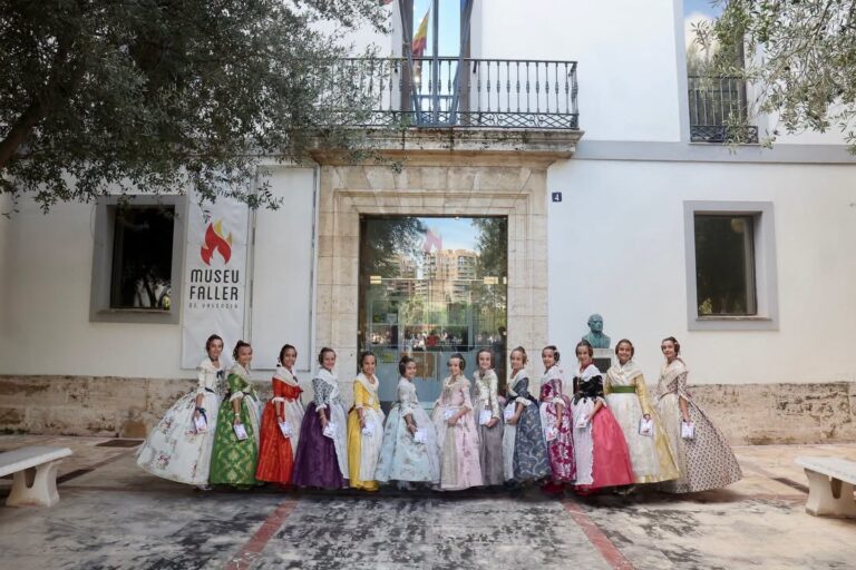 🏛️Las candidatas infantiles visitan el museo fallero.