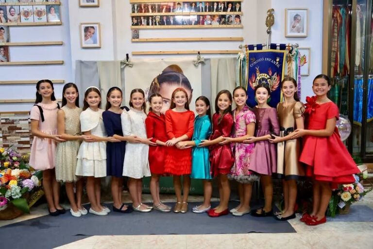✨️ Os presentamos a la Fallera Mayor Infantil de Valencia 2027, acompañada de su corte de honor.