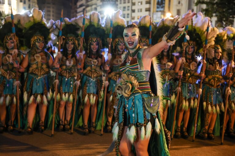 ⚔️ La XXI Entrada de Moros y Cristianos llena Valencia de tradición.