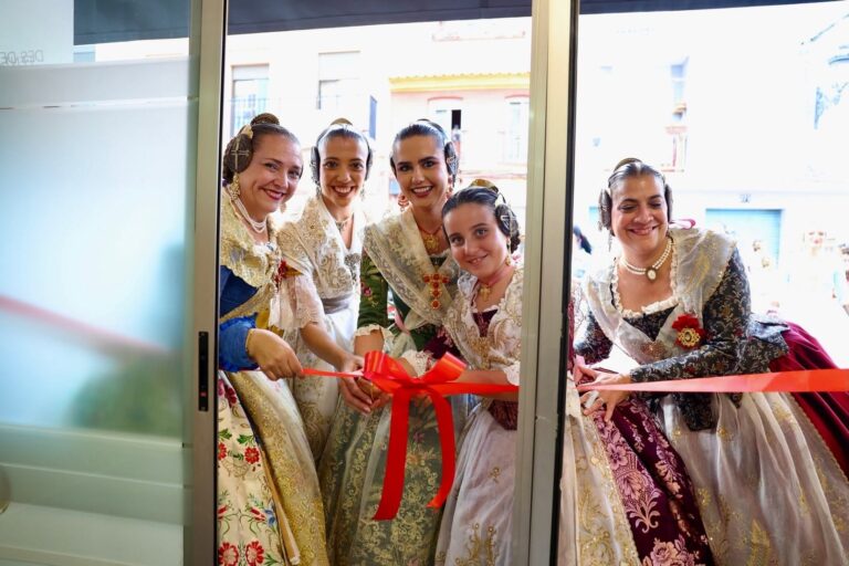 🏠 La Falla Escalante Marina estrena nuevo casal fallero.