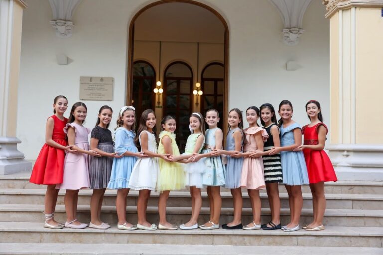✨Las candidatas infantiles asisten al palacio de la exposición.