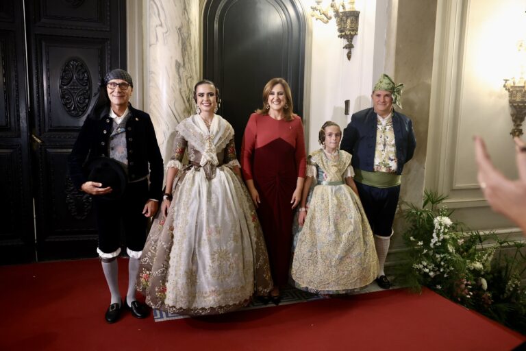 ✨ La escalinata de los sueños recibe a Julia Vizcayno y Beatriz Blanco, falleras mayores de valencia.