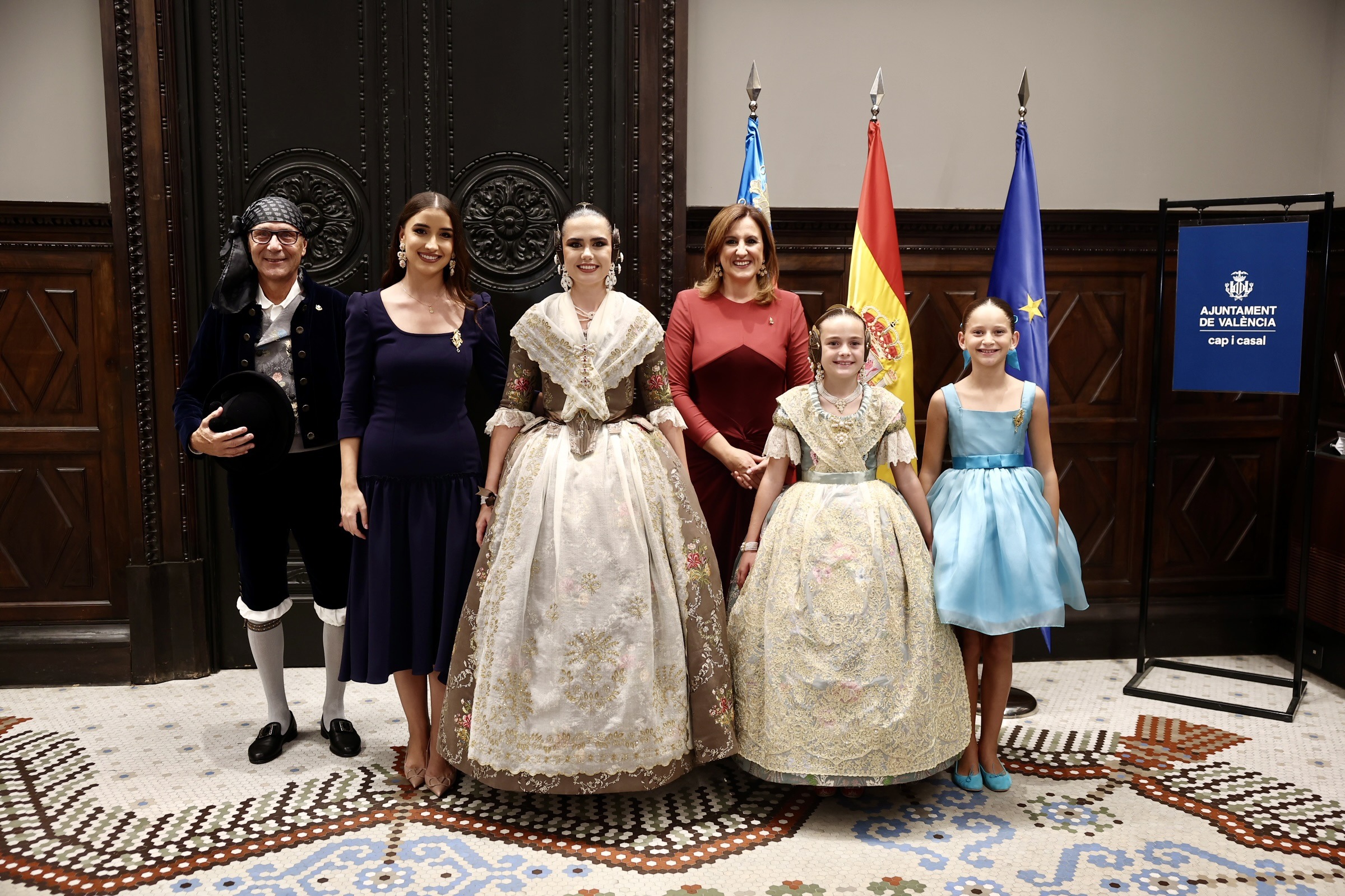 ✨ La escalinata de los sueños recibe a Julia Vizcayno y Beatriz Blanco, falleras mayores de valencia.