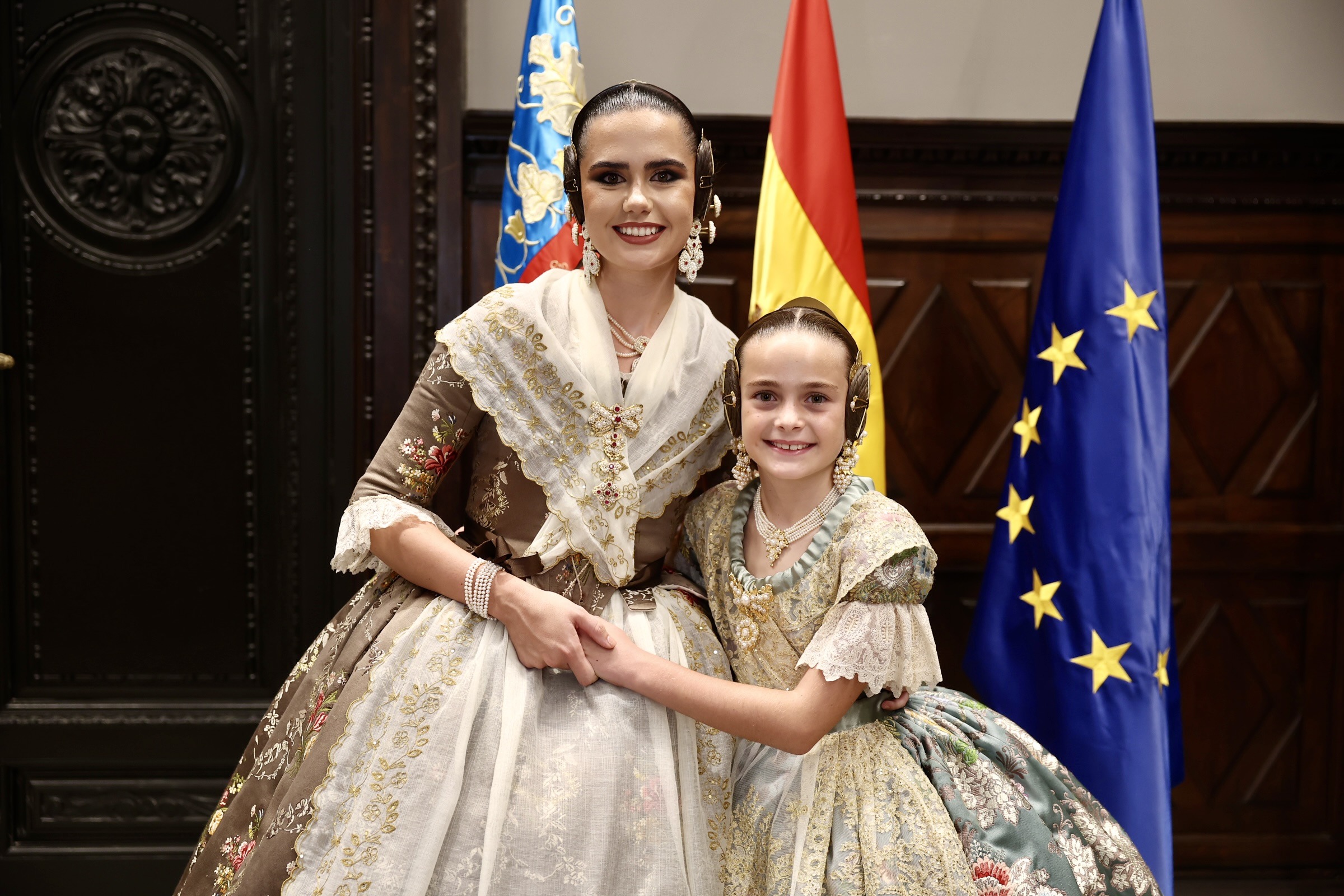 ✨ La escalinata de los sueños recibe a Julia Vizcayno y Beatriz Blanco, falleras mayores de valencia.