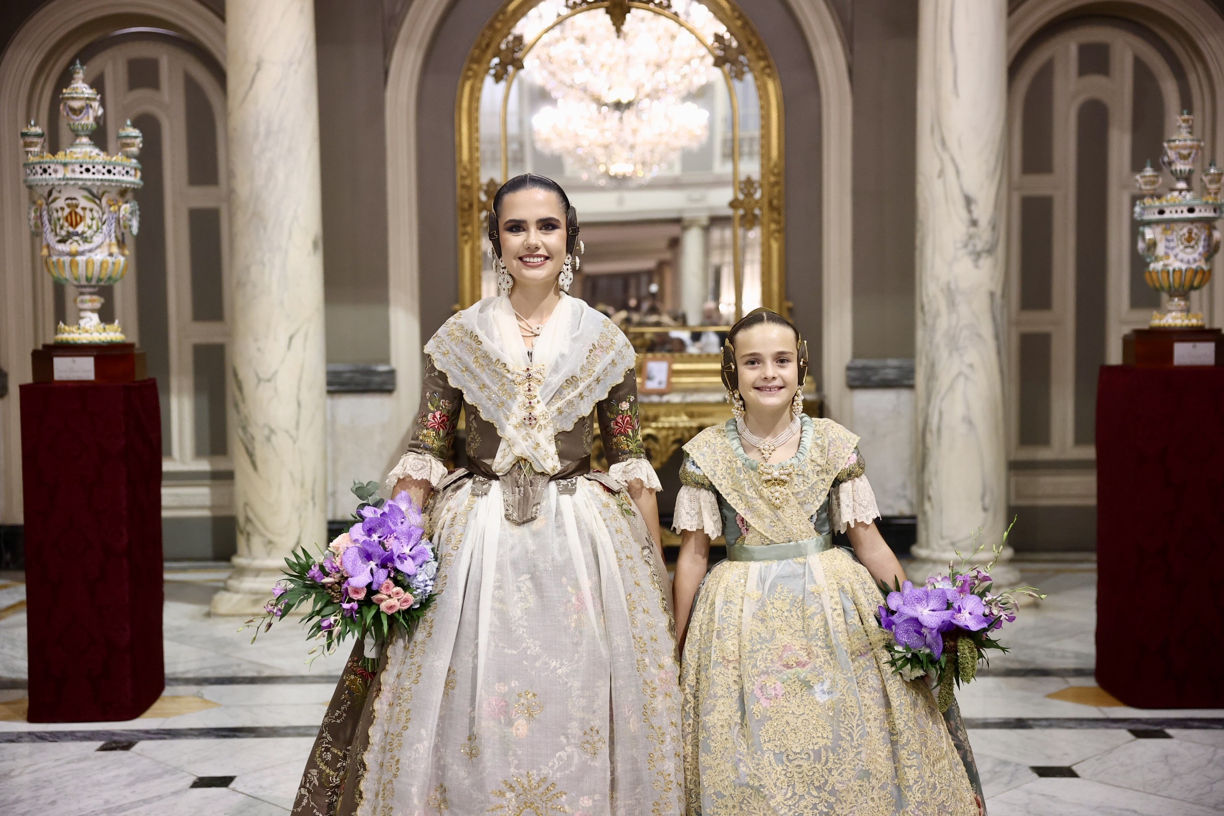 🏺 Primeros obsequios y fotografías oficiales para Beatriz y Julia.