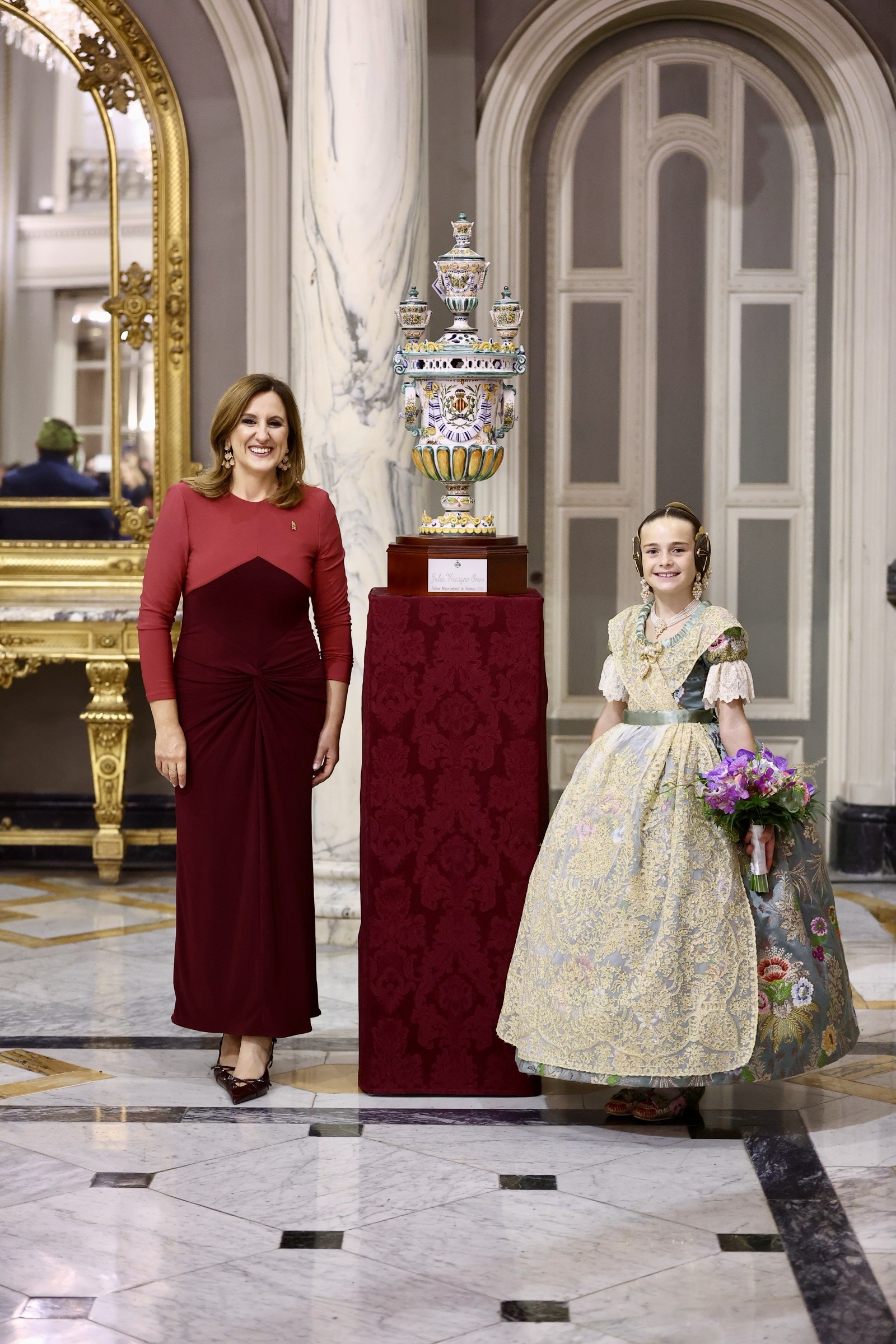 🏺 Primeros obsequios y fotografías oficiales para Beatriz y Julia.