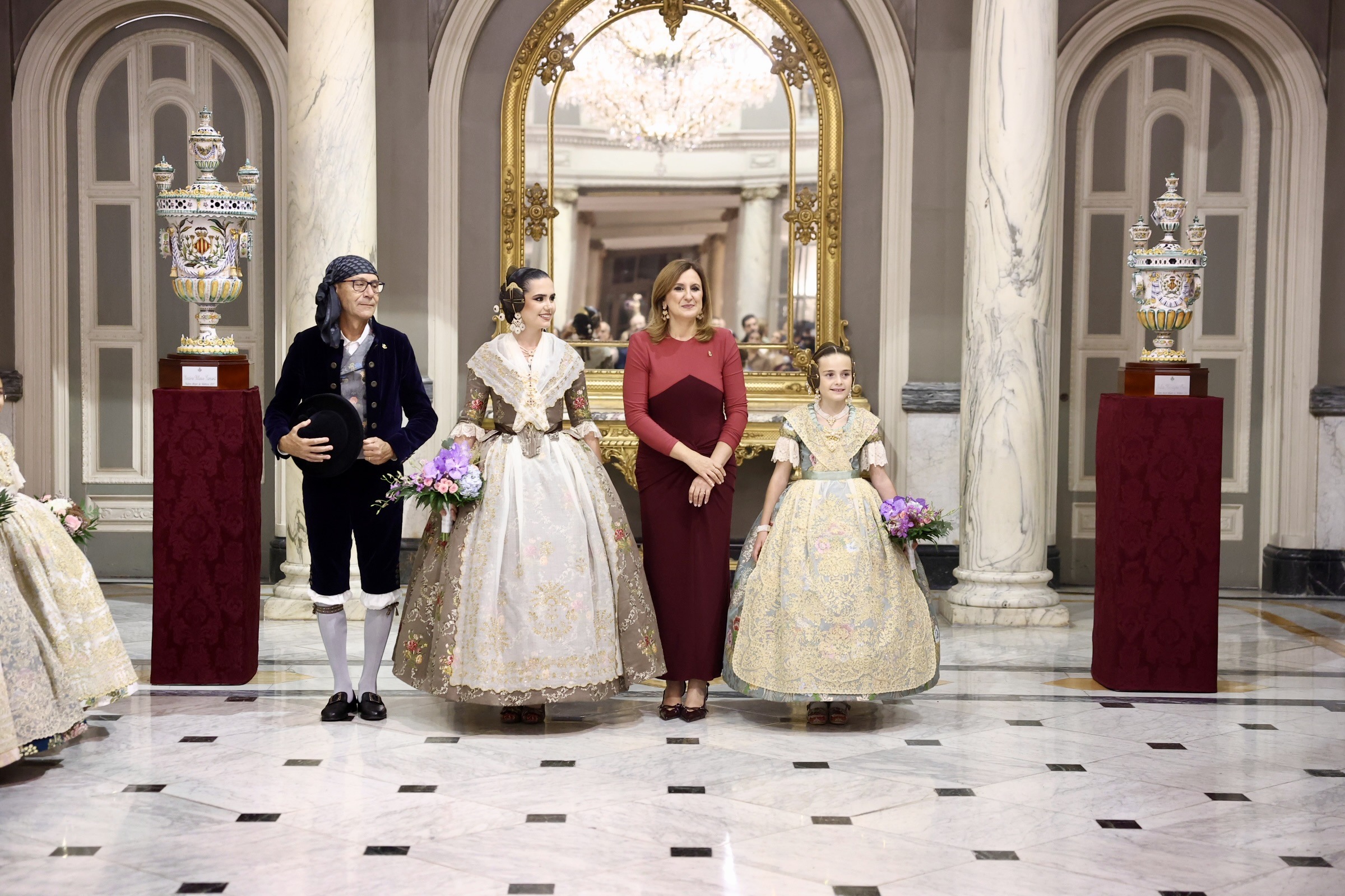 🏺 Primeros obsequios y fotografías oficiales para Beatriz y Julia.