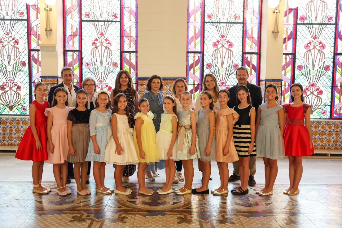 ✨Las candidatas infantiles asisten al palacio de la exposición.