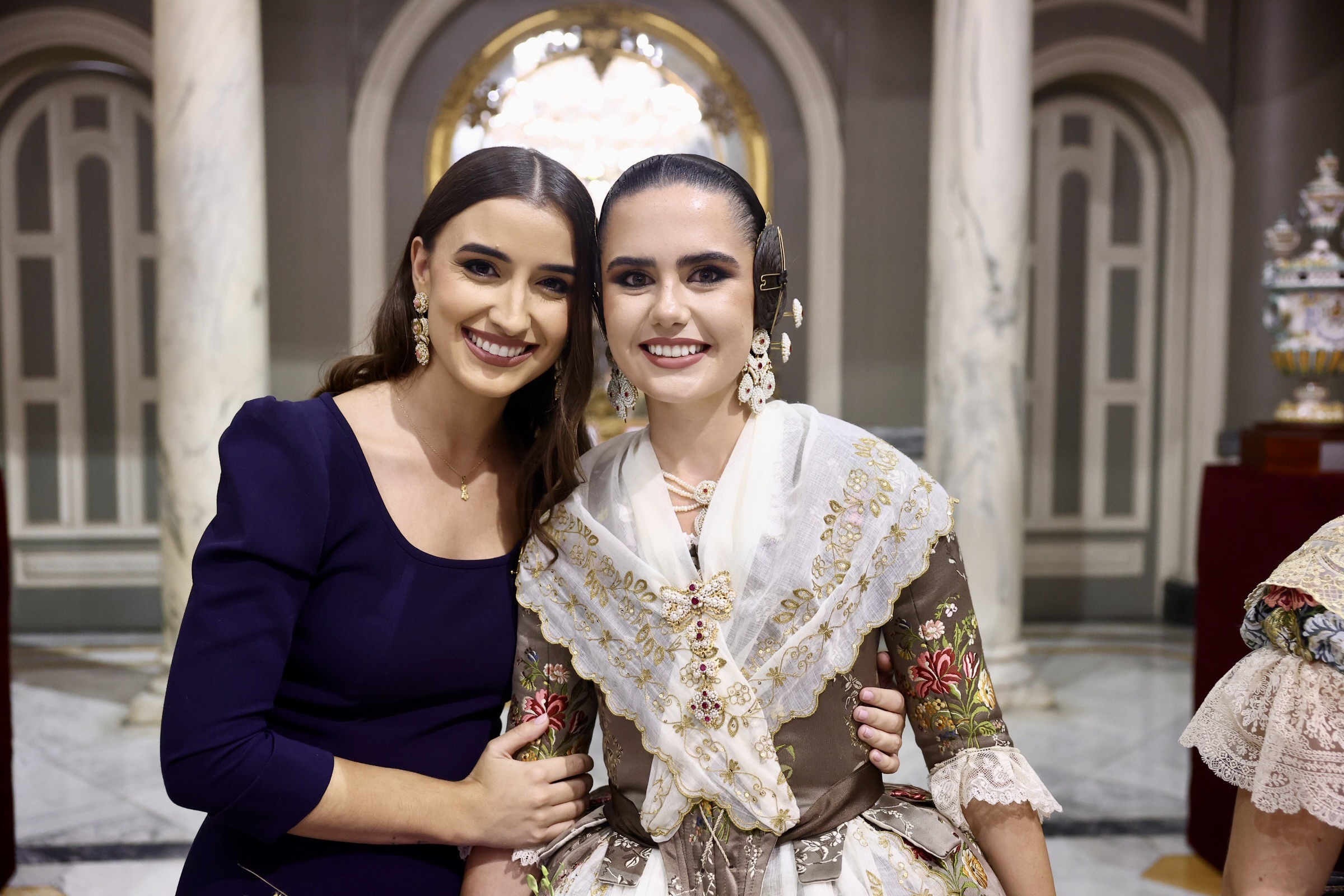 🏺 Primeros obsequios y fotografías oficiales para Beatriz y Julia.
