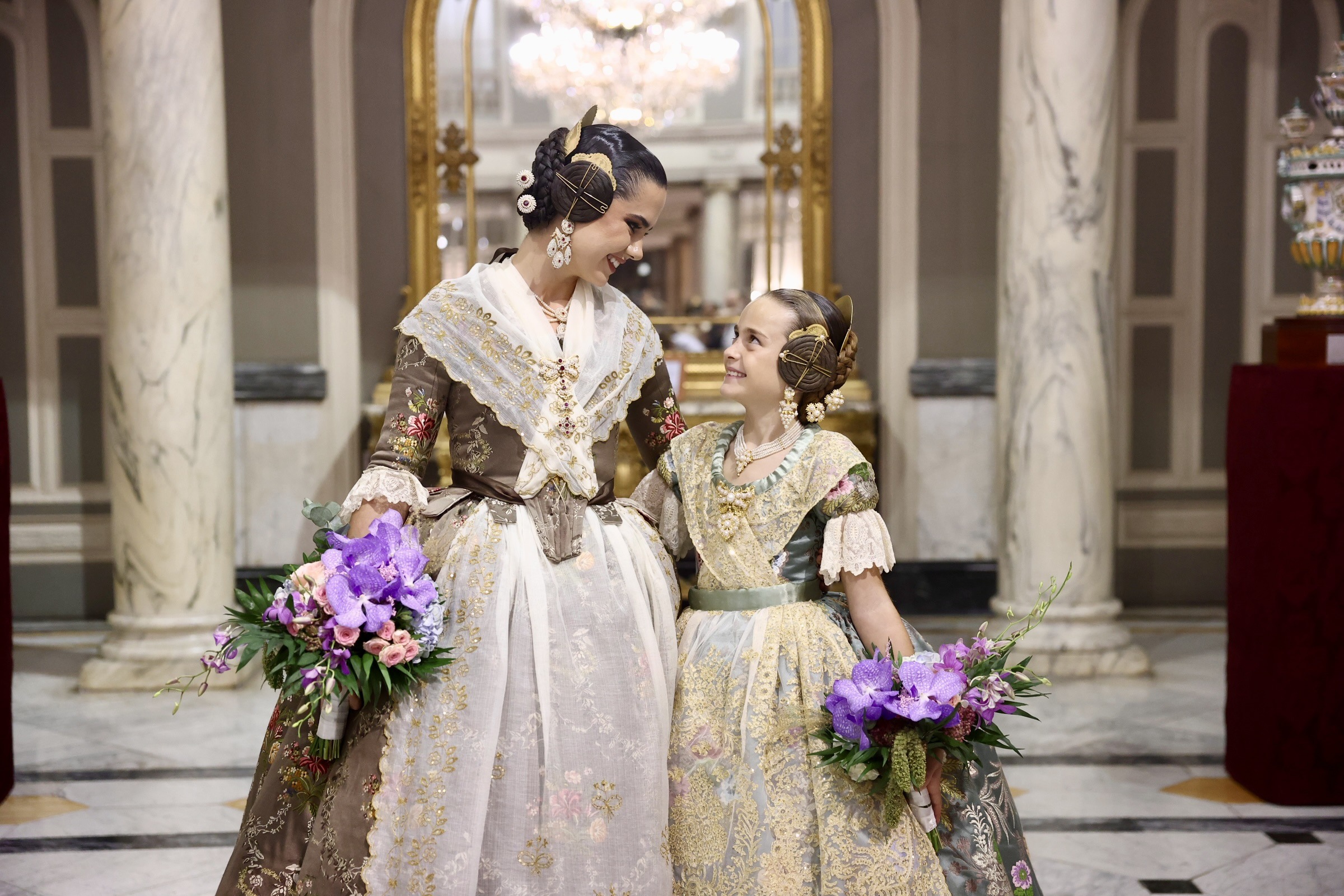 🏺 Primeros obsequios y fotografías oficiales para Beatriz y Julia.