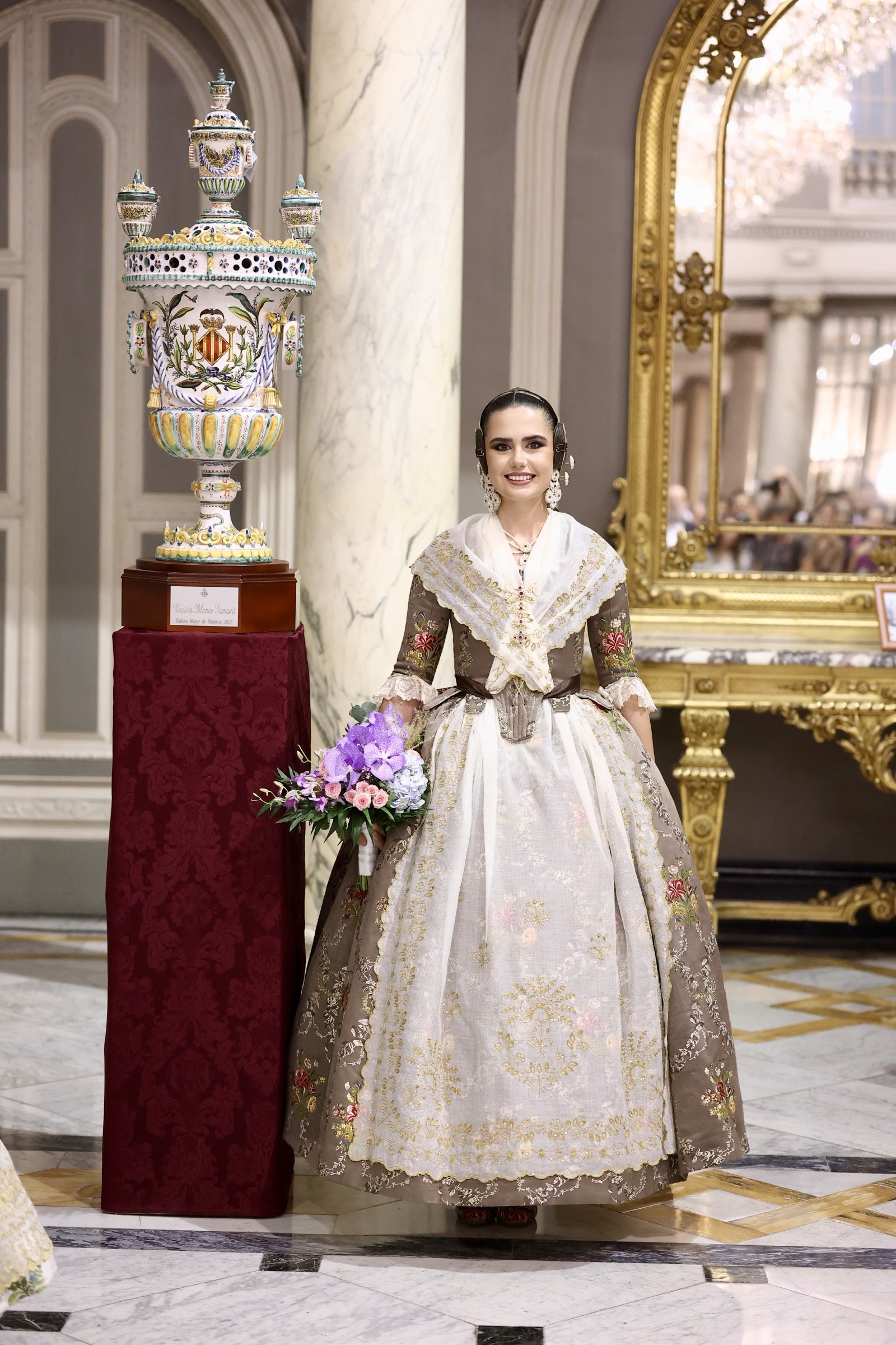 🏺 Primeros obsequios y fotografías oficiales para Beatriz y Julia.