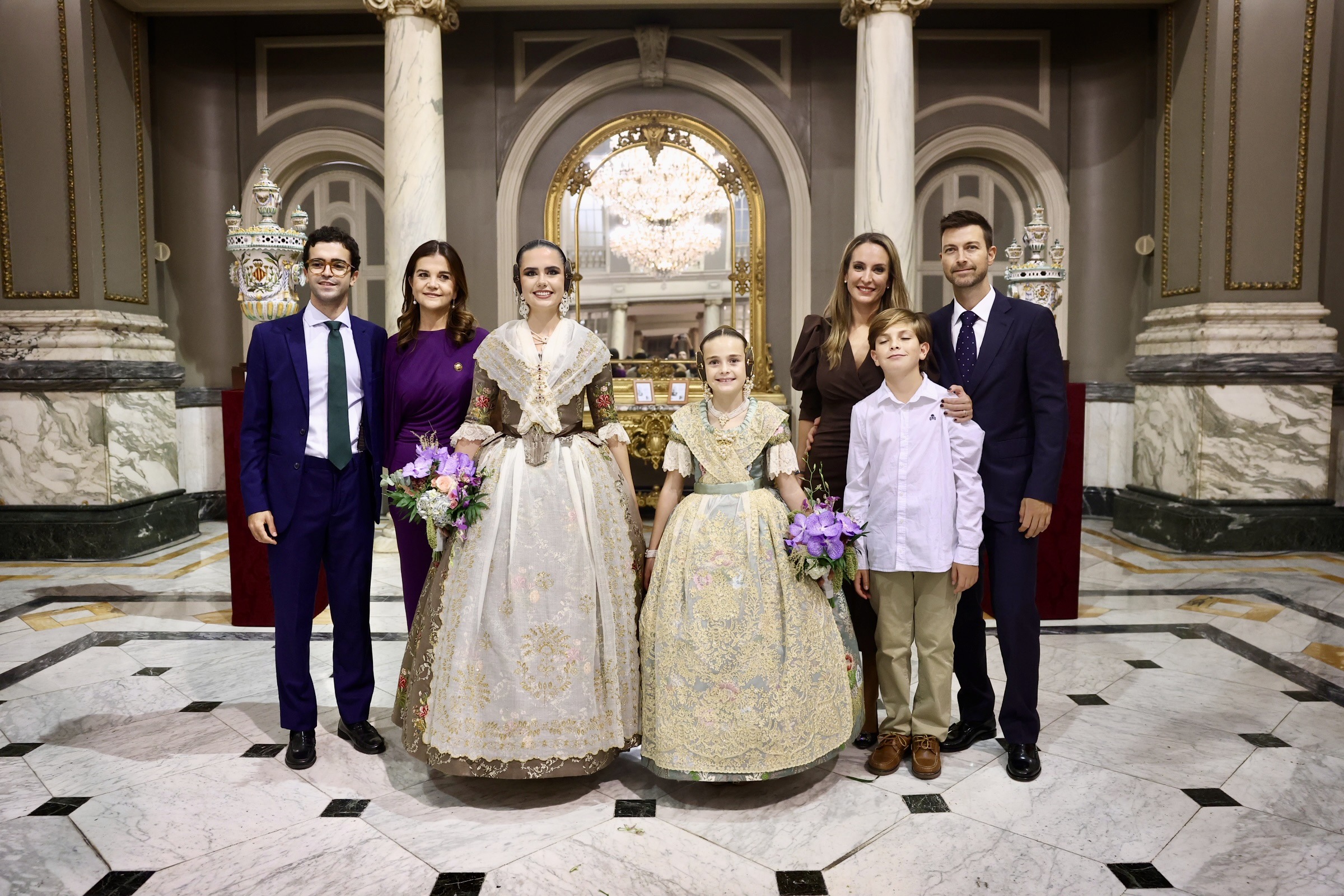 🏺 Primeros obsequios y fotografías oficiales para Beatriz y Julia.