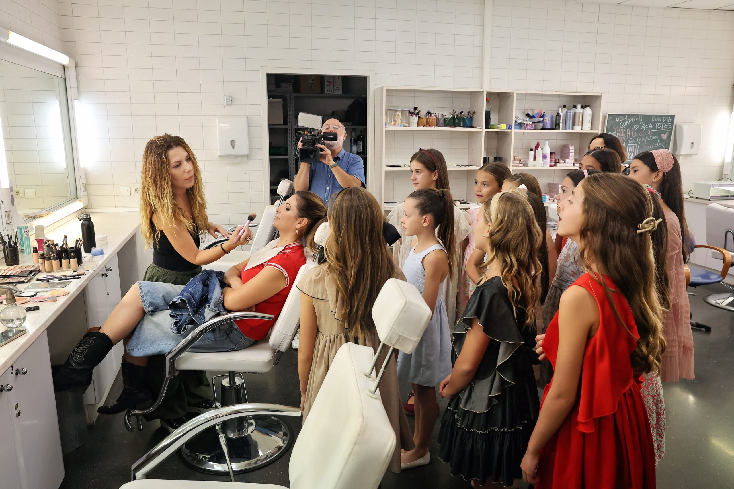 📺 Las candidatas infantiles visitan A punt.