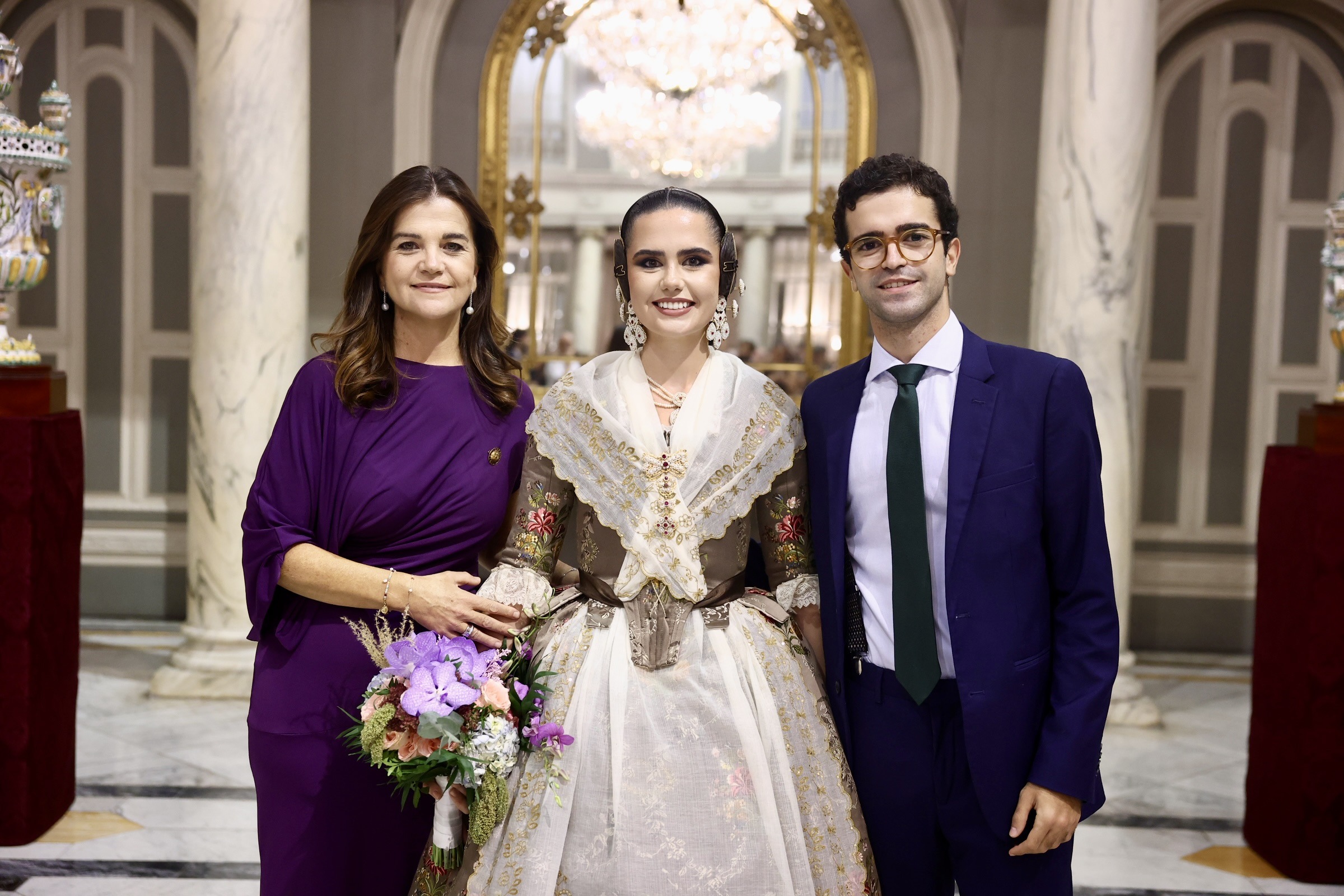 🏺 Primeros obsequios y fotografías oficiales para Beatriz y Julia.