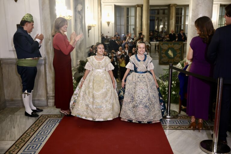 ✨ La escalinata de los sueños recibe a Julia Vizcayno y Beatriz Blanco, falleras mayores de valencia.