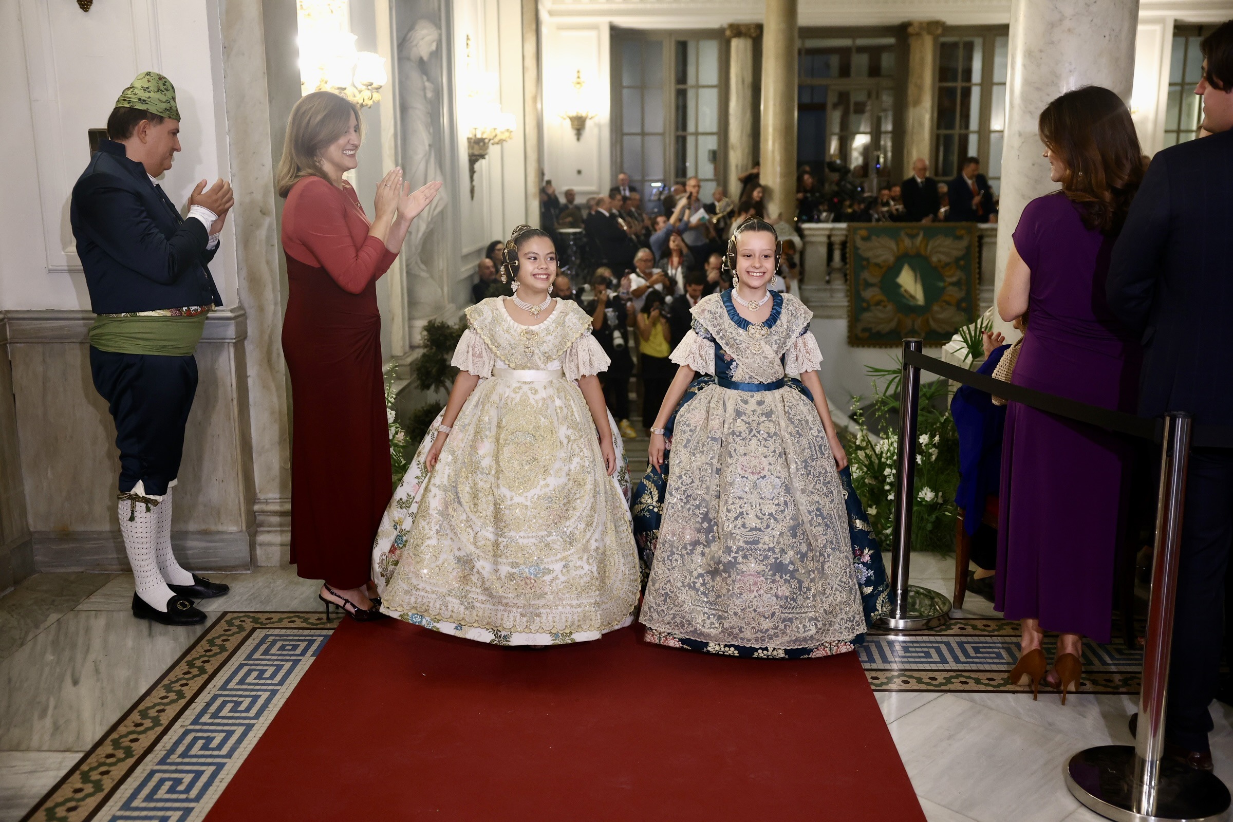 ✨ La escalinata de los sueños recibe a Julia Vizcayno y Beatriz Blanco, falleras mayores de valencia.