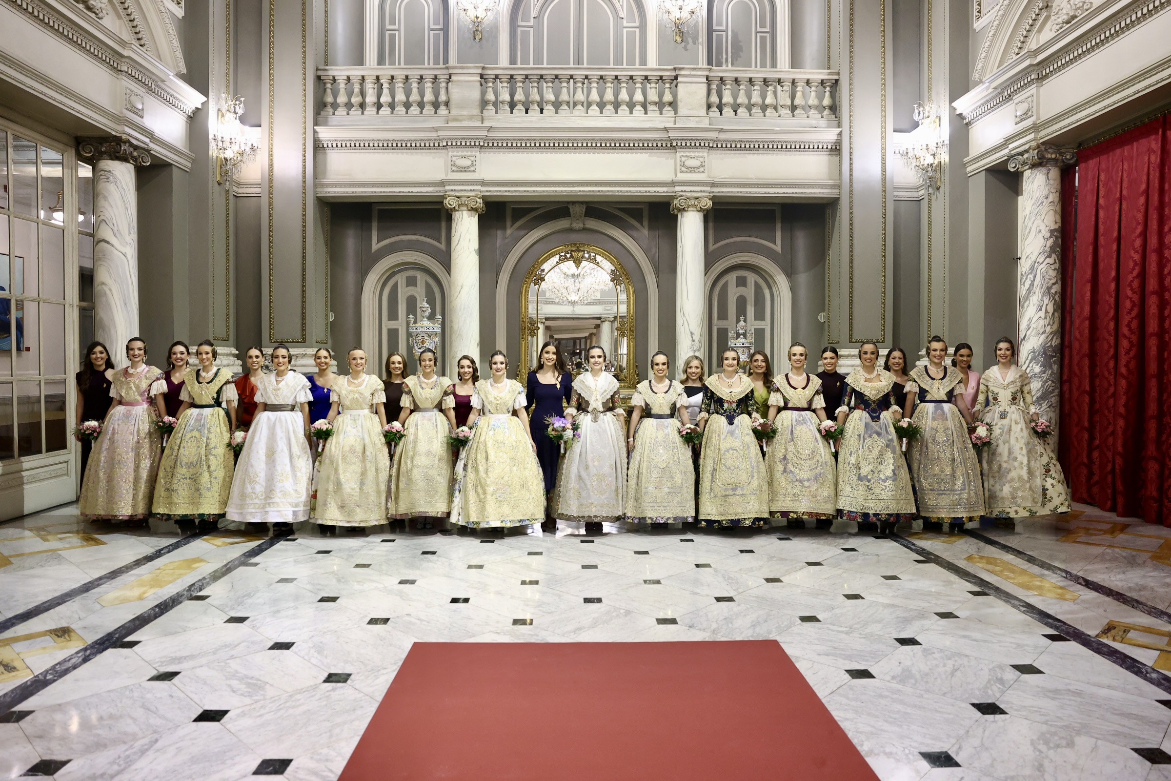 🏺 Primeros obsequios y fotografías oficiales para Beatriz y Julia.