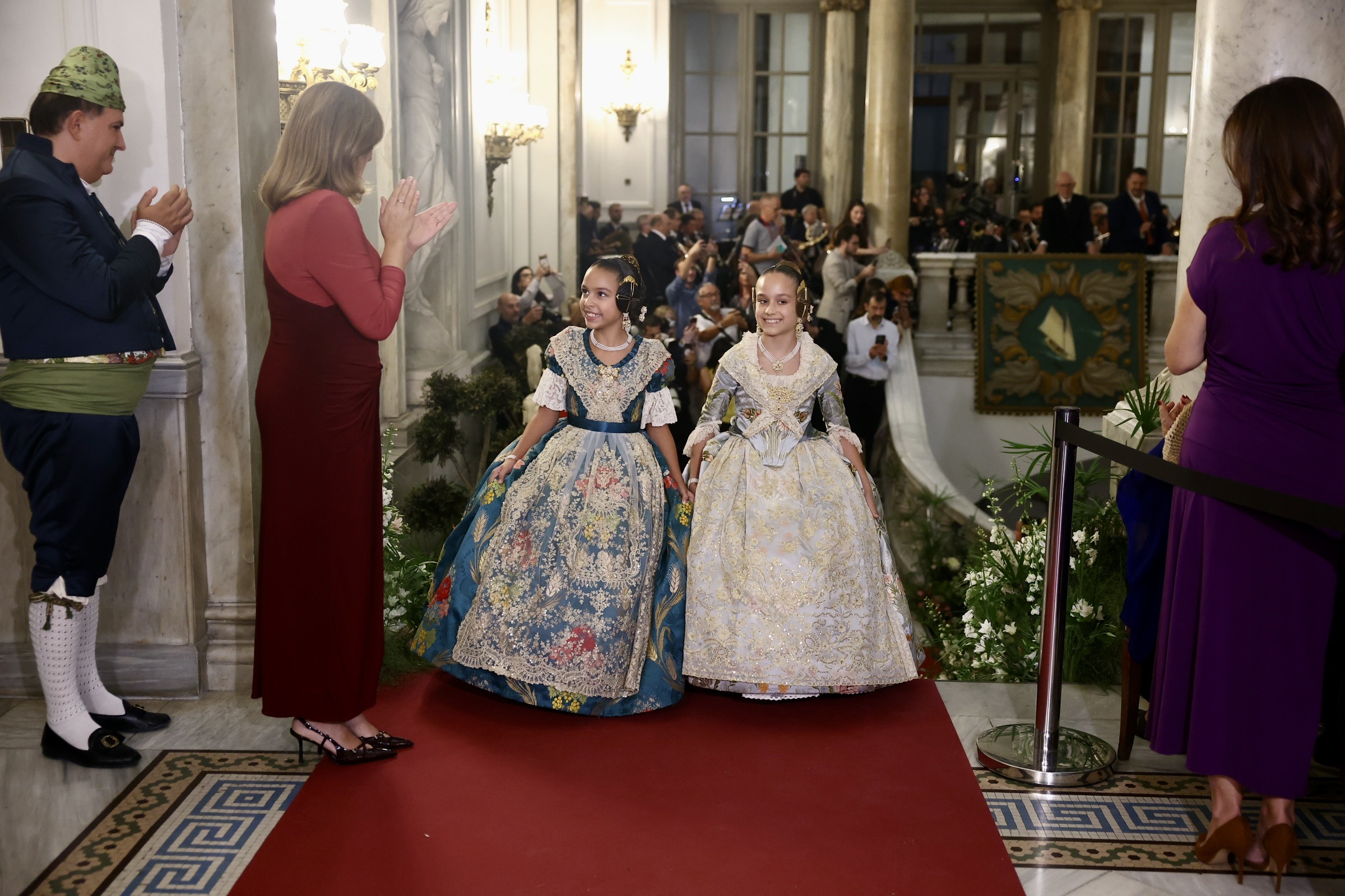 ✨ La escalinata de los sueños recibe a Julia Vizcayno y Beatriz Blanco, falleras mayores de valencia.