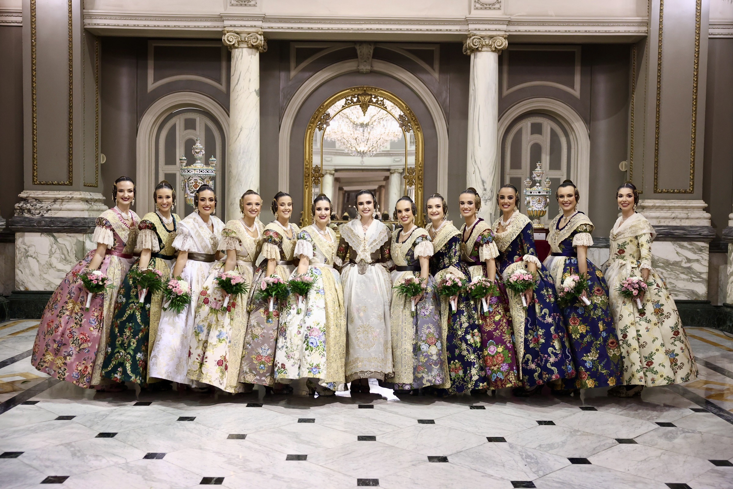 🏺 Primeros obsequios y fotografías oficiales para Beatriz y Julia.