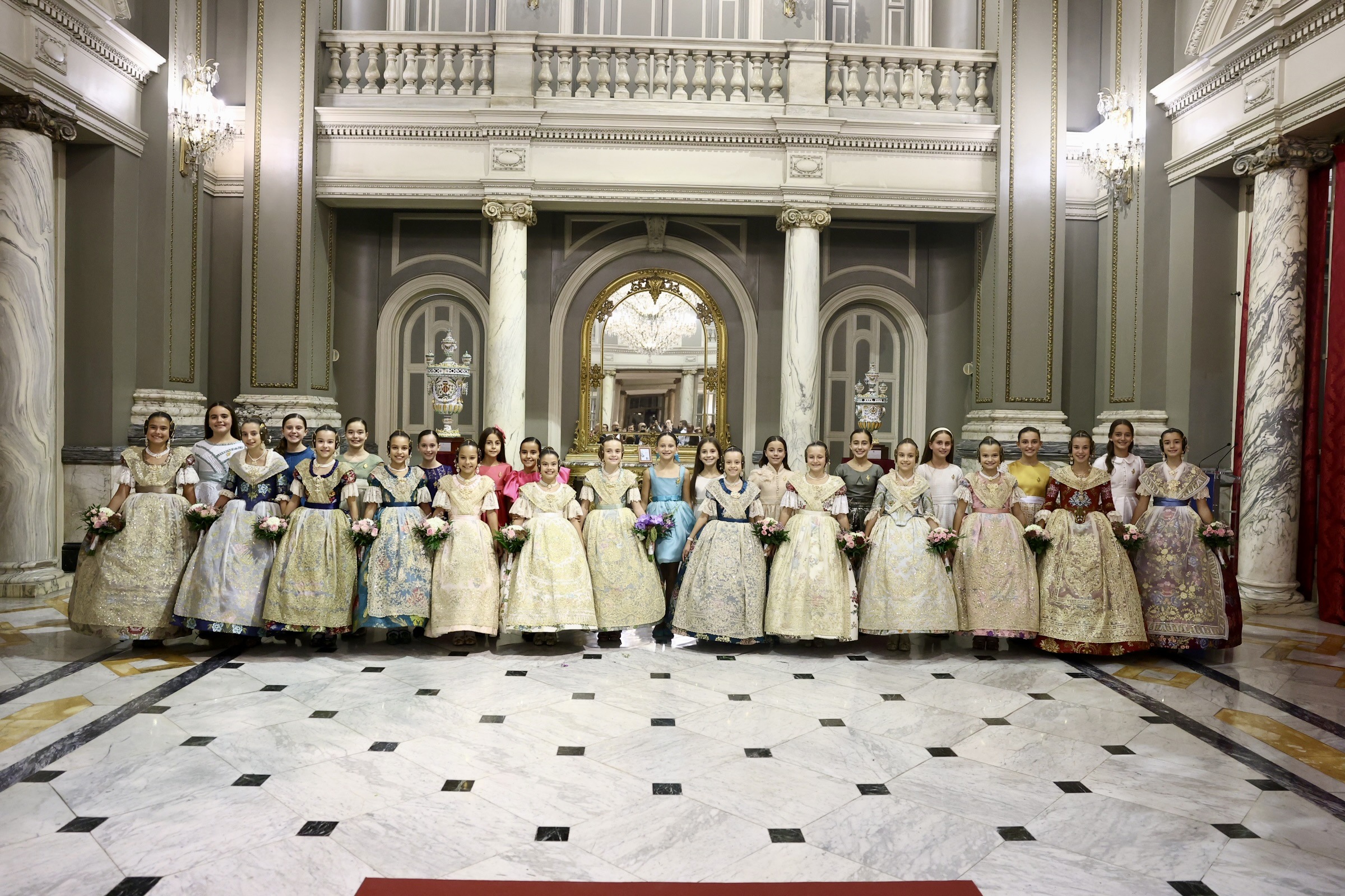 🏺 Primeros obsequios y fotografías oficiales para Beatriz y Julia.
