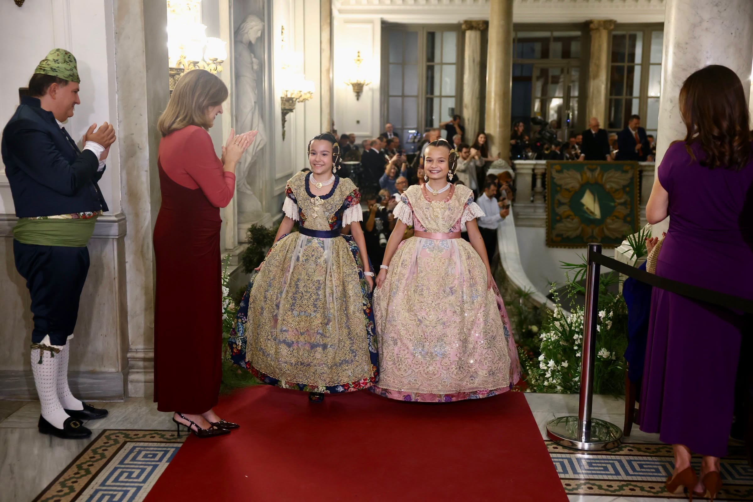 ✨ La escalinata de los sueños recibe a Julia Vizcayno y Beatriz Blanco, falleras mayores de valencia.