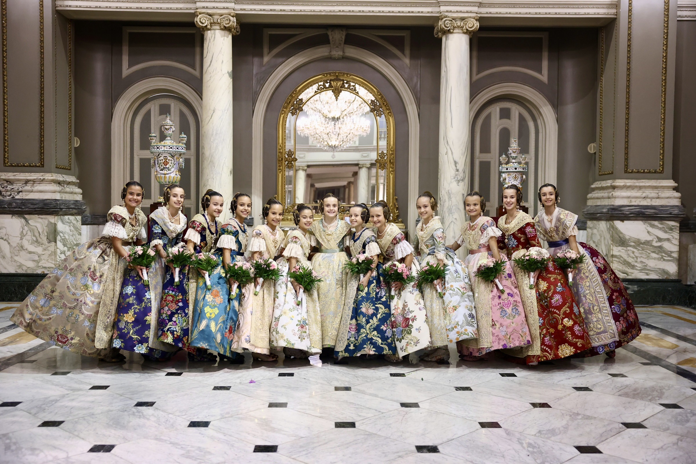🏺 Primeros obsequios y fotografías oficiales para Beatriz y Julia.
