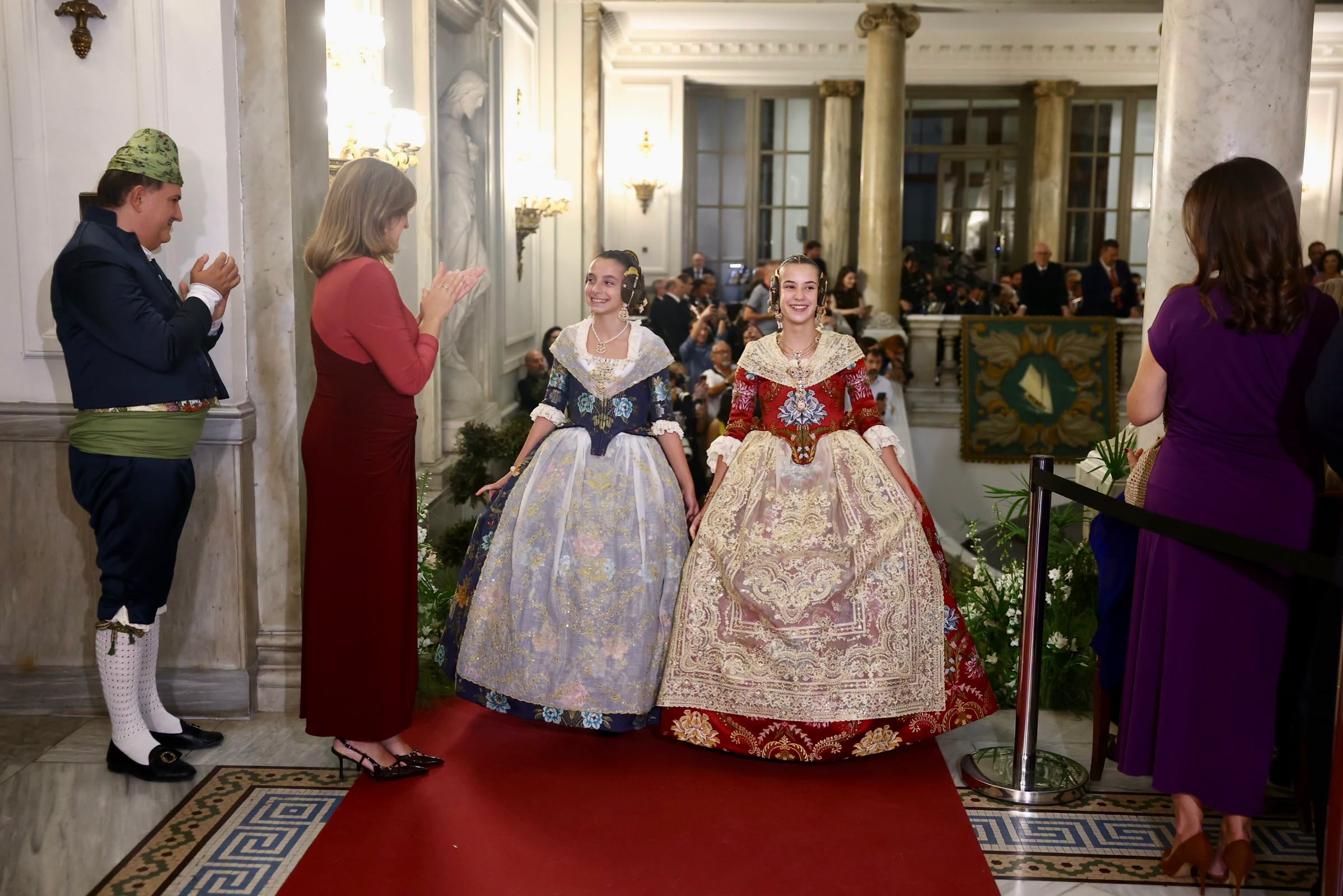 ✨ La escalinata de los sueños recibe a Julia Vizcayno y Beatriz Blanco, falleras mayores de valencia.