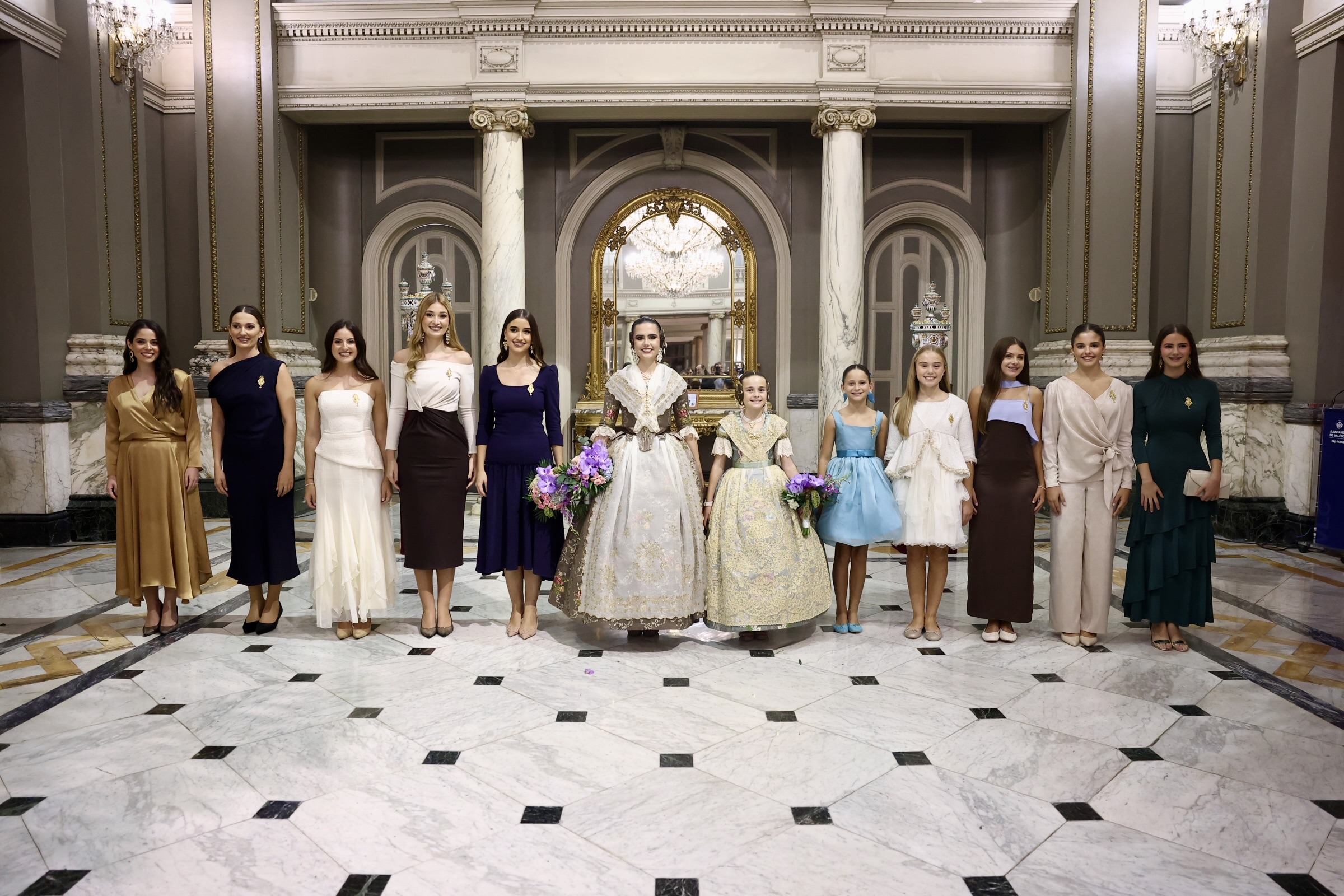 🏺 Primeros obsequios y fotografías oficiales para Beatriz y Julia.