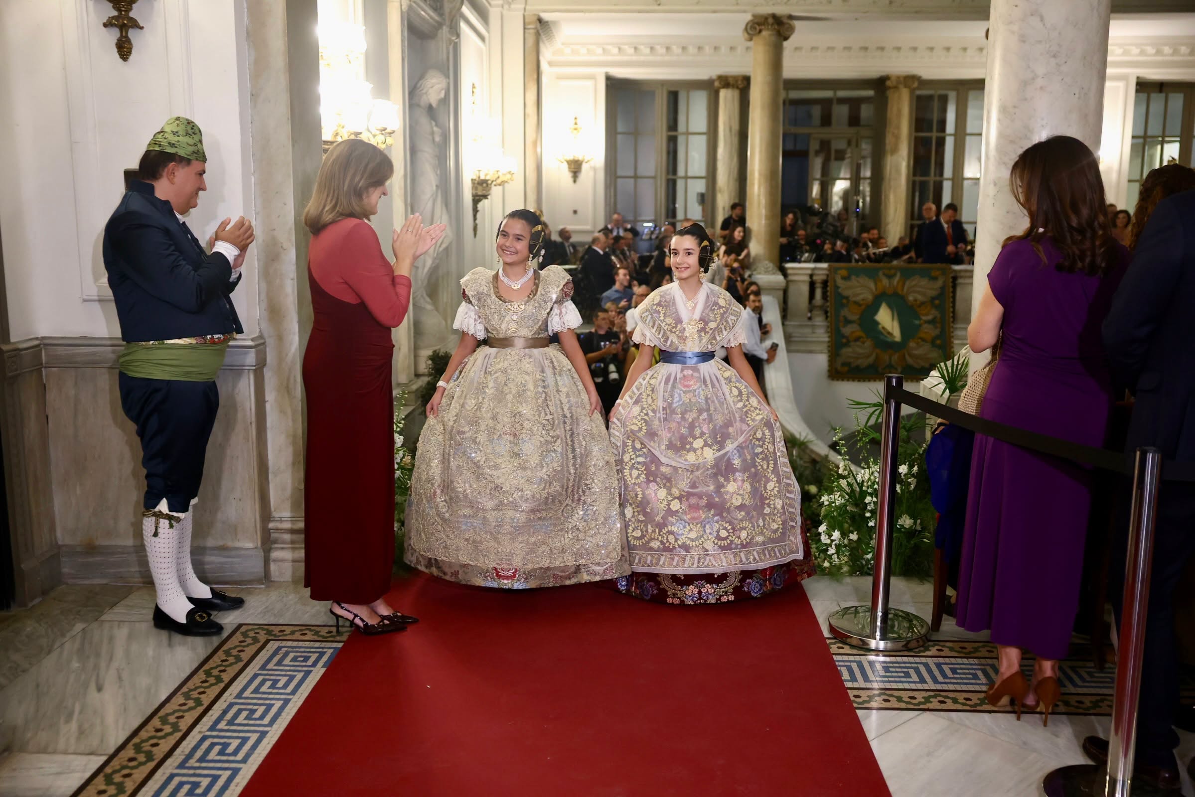 ✨ La escalinata de los sueños recibe a Julia Vizcayno y Beatriz Blanco, falleras mayores de valencia.