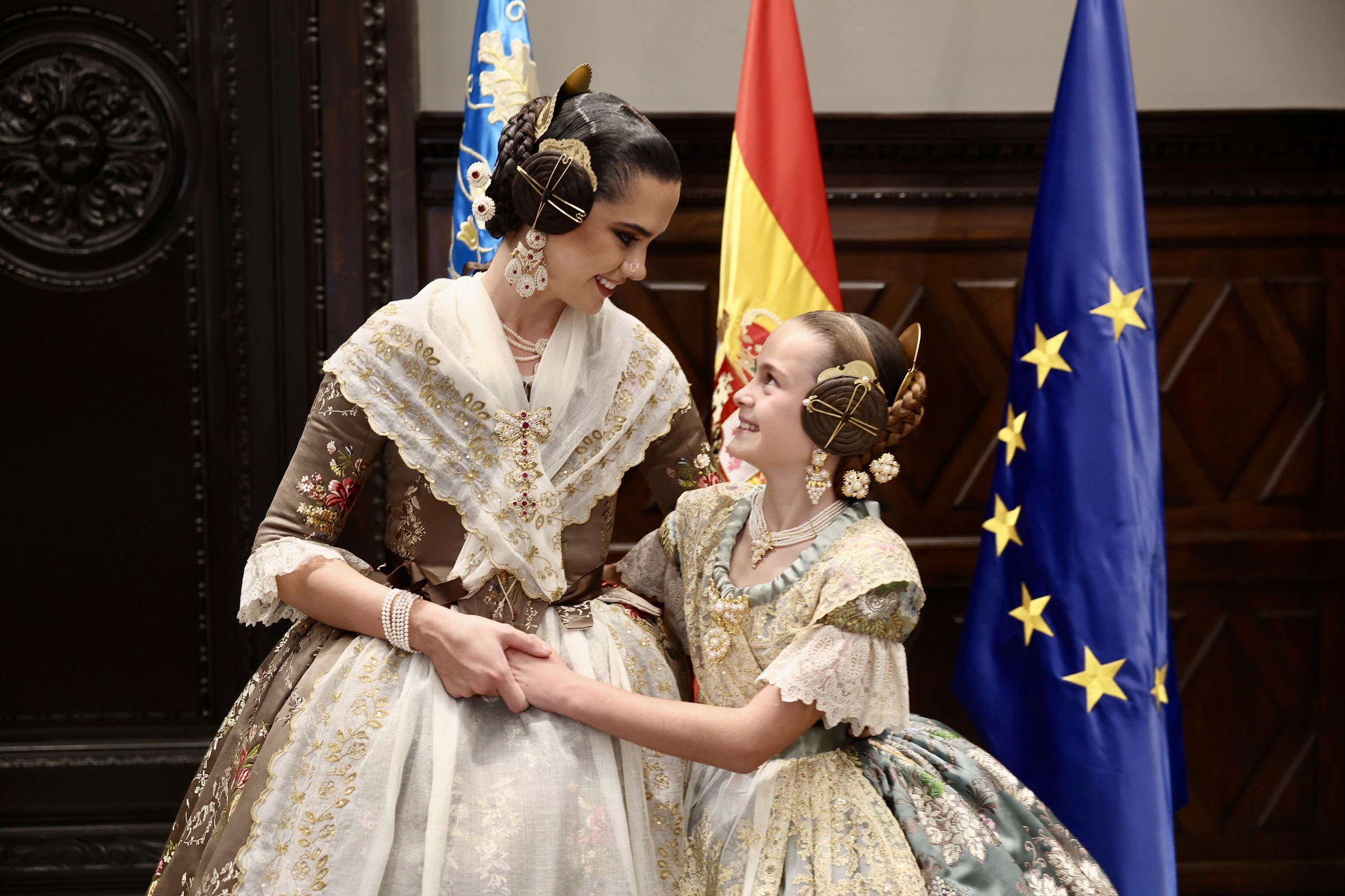 ✨ La escalinata de los sueños recibe a Julia Vizcayno y Beatriz Blanco, falleras mayores de valencia.