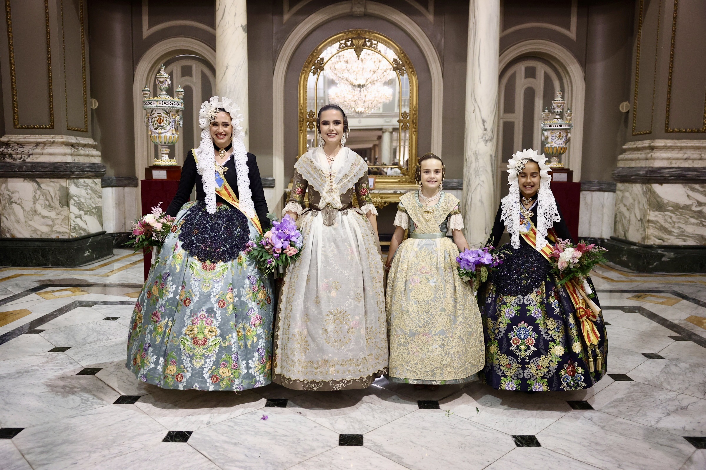 🏺 Primeros obsequios y fotografías oficiales para Beatriz y Julia.