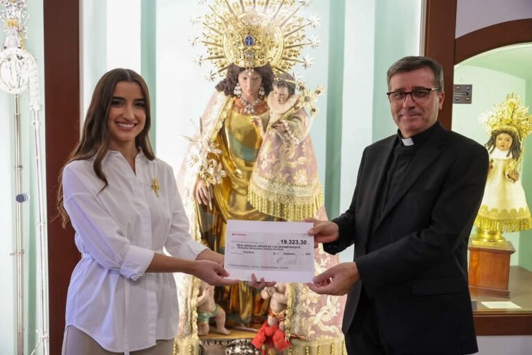 Entrega donación del Besamanos.