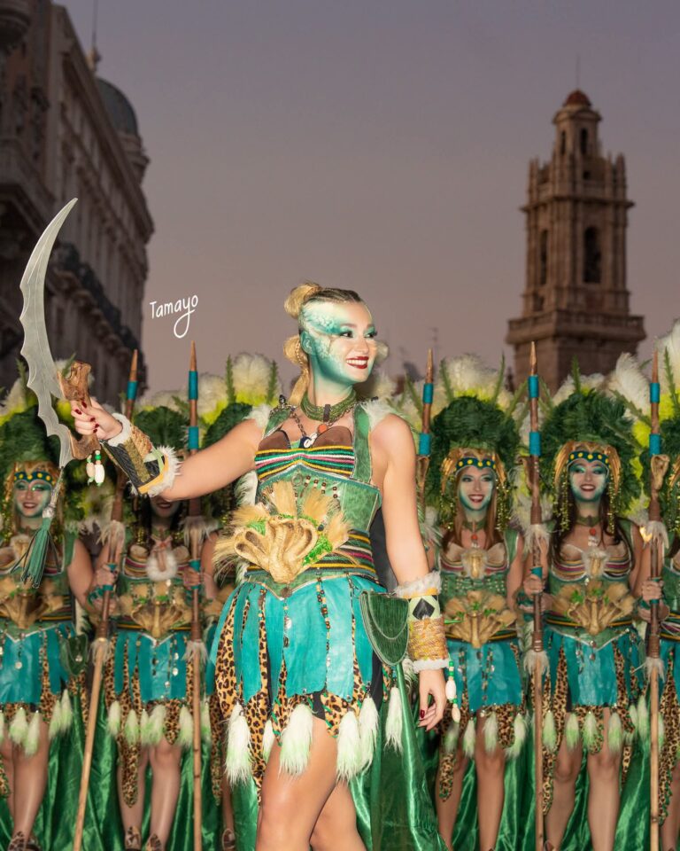 ⚔ Como manda la tradición, la Fallera Mayor de Valencia saliente cerrando la Entrada de Moros y Cristianos.