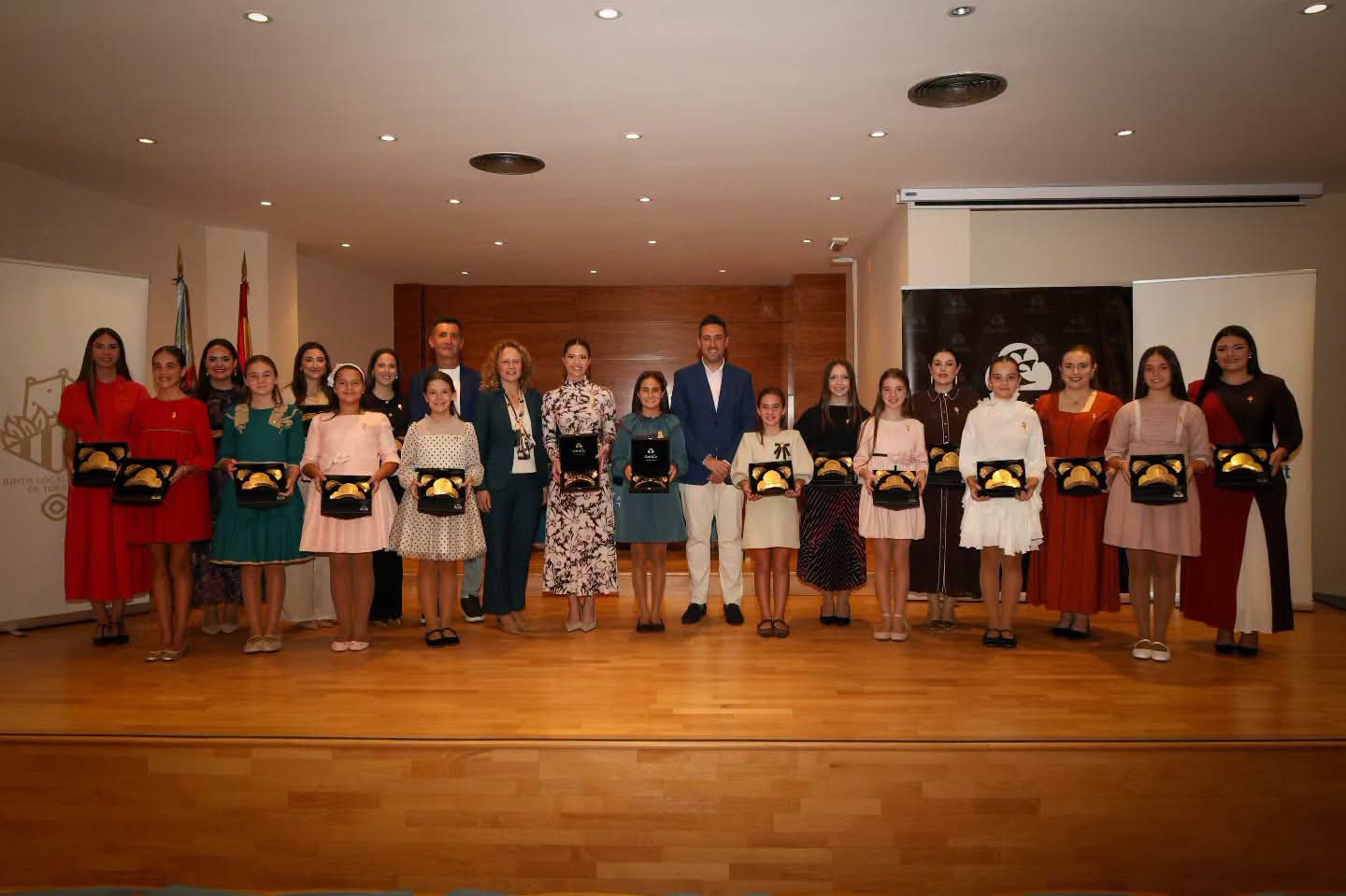 ✨ Entrega de peinetas y aderezos oficiales falleras mayores y cortes de honor de Torrent.